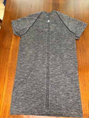 Lululemon Athletica Grey Heather Short Sleeve Shirt size 2